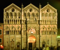 Die Kathedrale von Ferrara, die im 12. Jh. errichtet wurde, weist Spuren aus ganz unterschiedlichen historischen Phasen auf. 