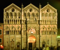 GESCHLOSSEN. 
Die Kathedrale von Ferrara, die im 12. Jh. errichtet wurde, weist Spuren aus ganz unterschiedlichen historischen Phasen auf. 