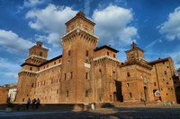 Im Jahr 1385 kam es in Ferrara zu einer gefährliche Revolte, die den Markgrafen Niccolò II. d’Este dazu veranlasste, eine mächtige Verteidigungsanlage für sich und seine Familie errichten zu lassen.