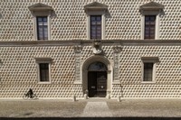 Der Palazzo dei Diamanti wurde von Biagio Rossetti für Sigismondo d’Este, einen Bruder des Herzogs Ercole I, errichtet. 