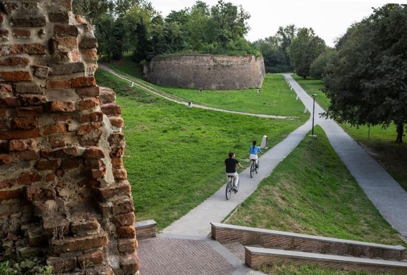 Ferrara's green soul: the Este Walls