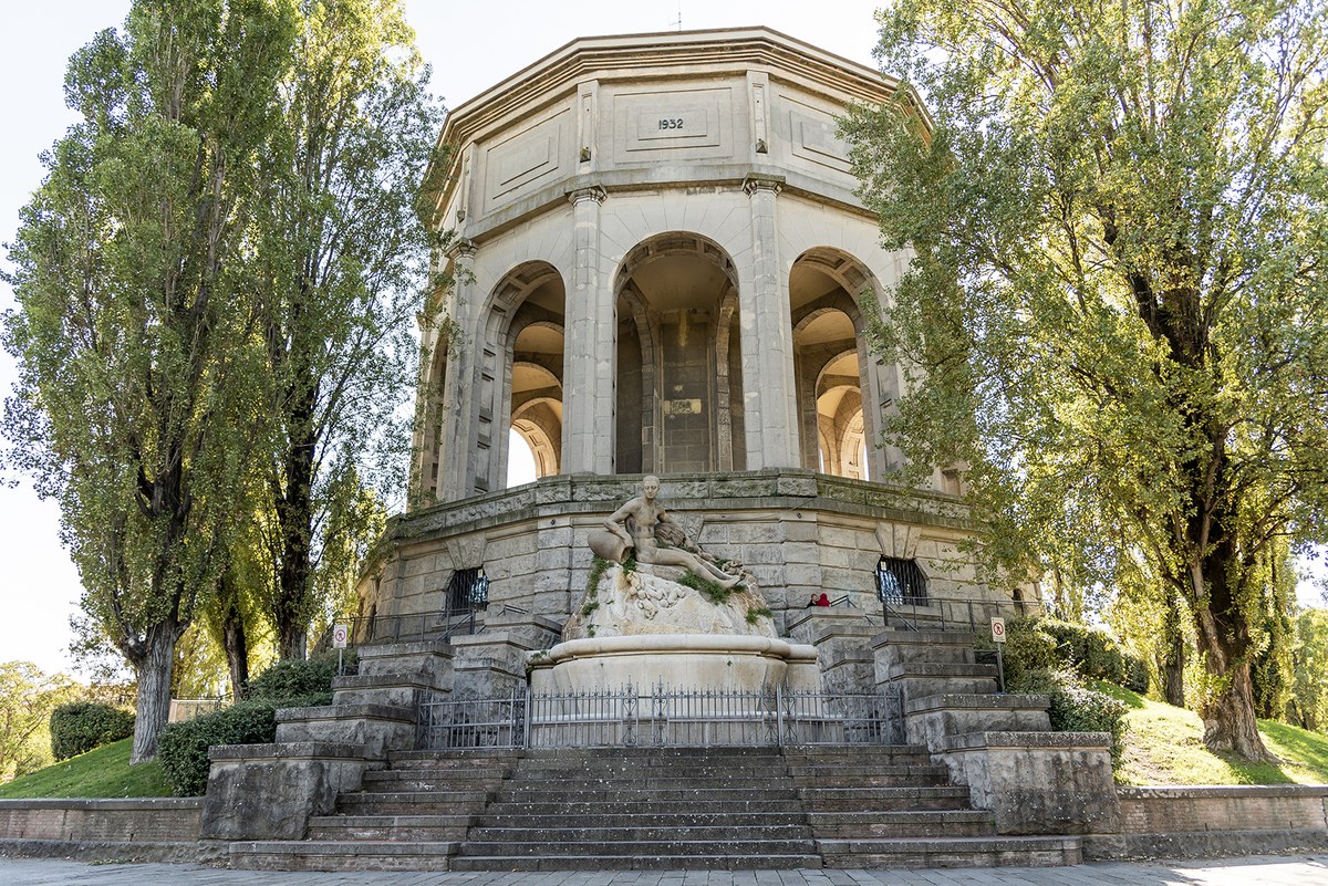 15) Monumental aqueduct