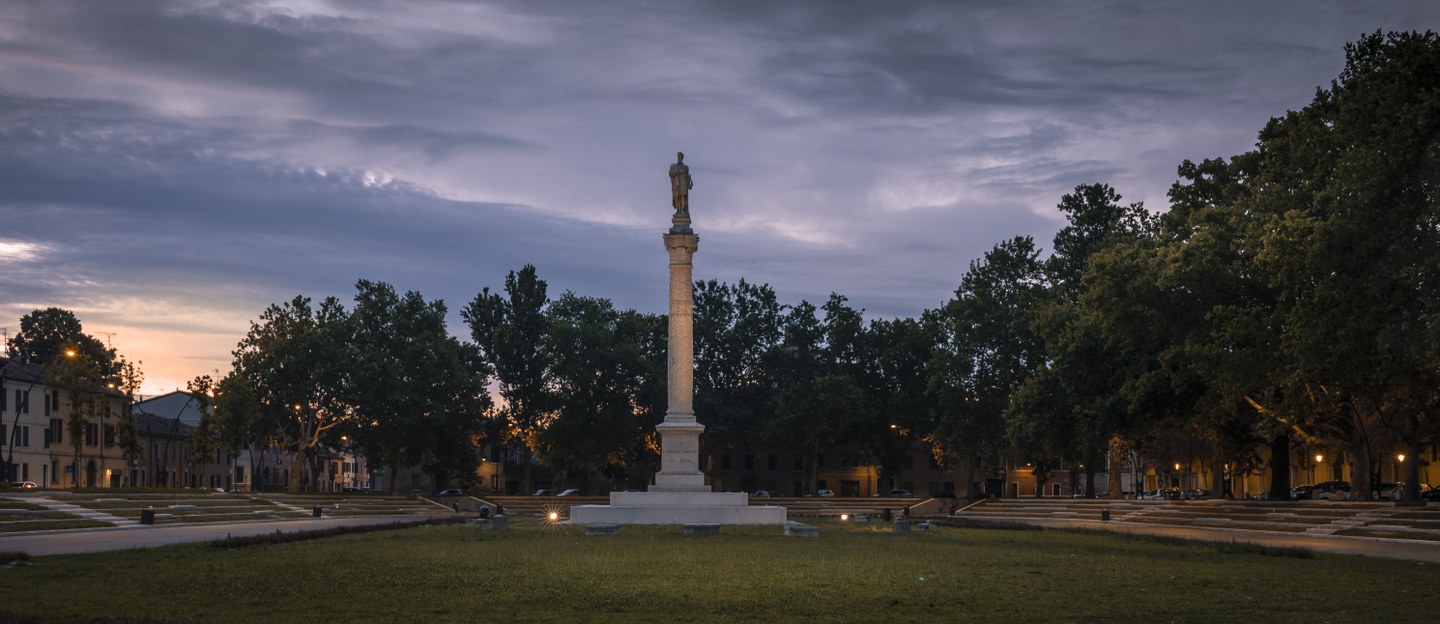 Statua dell'Ariosto - Piazza Ariostea