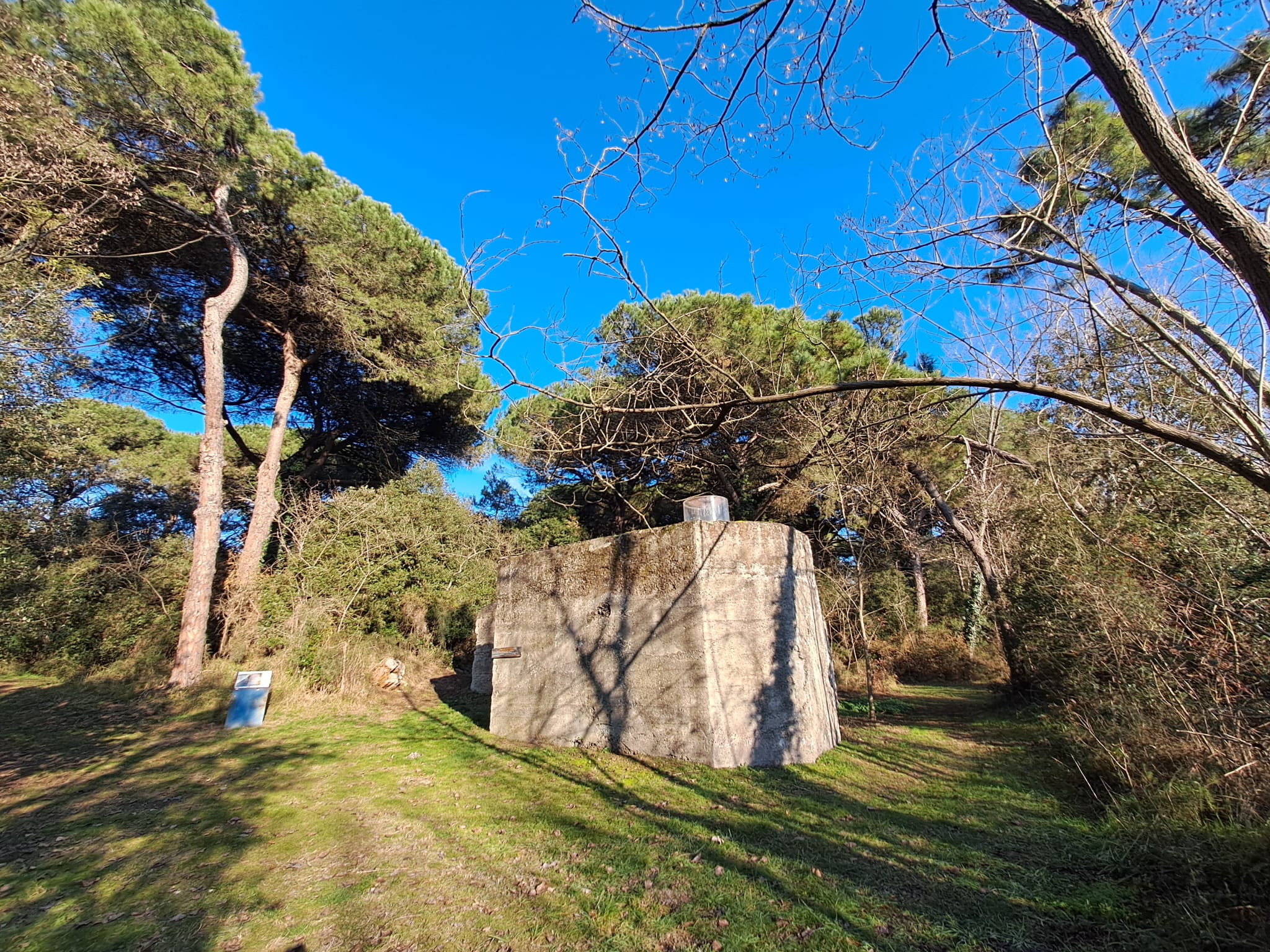 The Bunkermemo trail tells the story of World War II through bunkers and fortifications, offering a cultural and tourism experience.