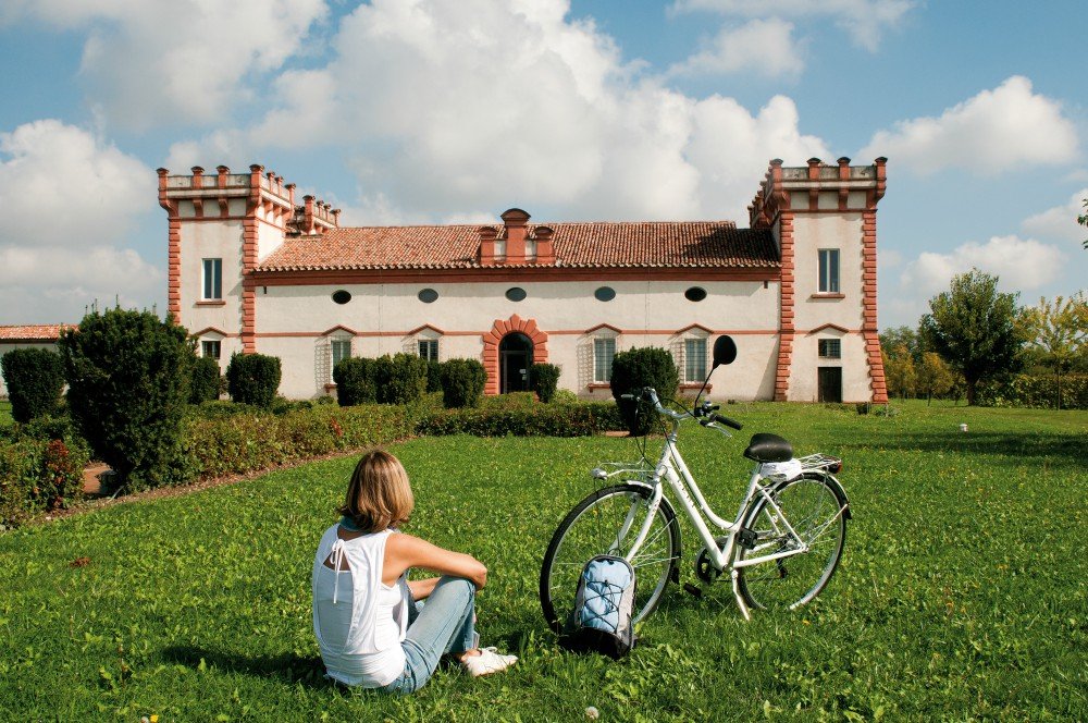 An intermodal loop itinerary that connects Ferrara to its Delizie