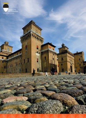 Brief guide with information about museums and monuments in Ferrara, along the pedestrian roadsigns
