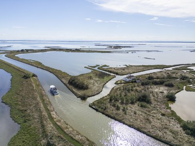 Let yourself be lulled by the charm of a boat tour in the Comacchio Lagoons; guided itineraries that will take you to picturesque environmental oases, where you can discover old fishing huts that have been restored and furnished as they once were.