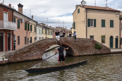 The traditions of the past can be felt in every corner of the city, like the smell of eel cooking on the grill or the "vilucipi", the typical local boats rowed by skilled rowers.
