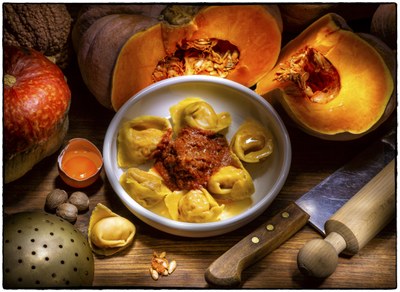 Cappellacci di zucca, traditionally handmade and shaped like little hats (hence the name), are filled with a soft purée of violina pumpkin which, combined with the other ingredients in the sauce, creates an exceptional sweet-and-savory flavour.