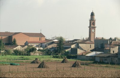 In the plain's countrysides, surounded by watercourses and natural landscapes, it is touched by the Po river's waters and full of paths and itineraries