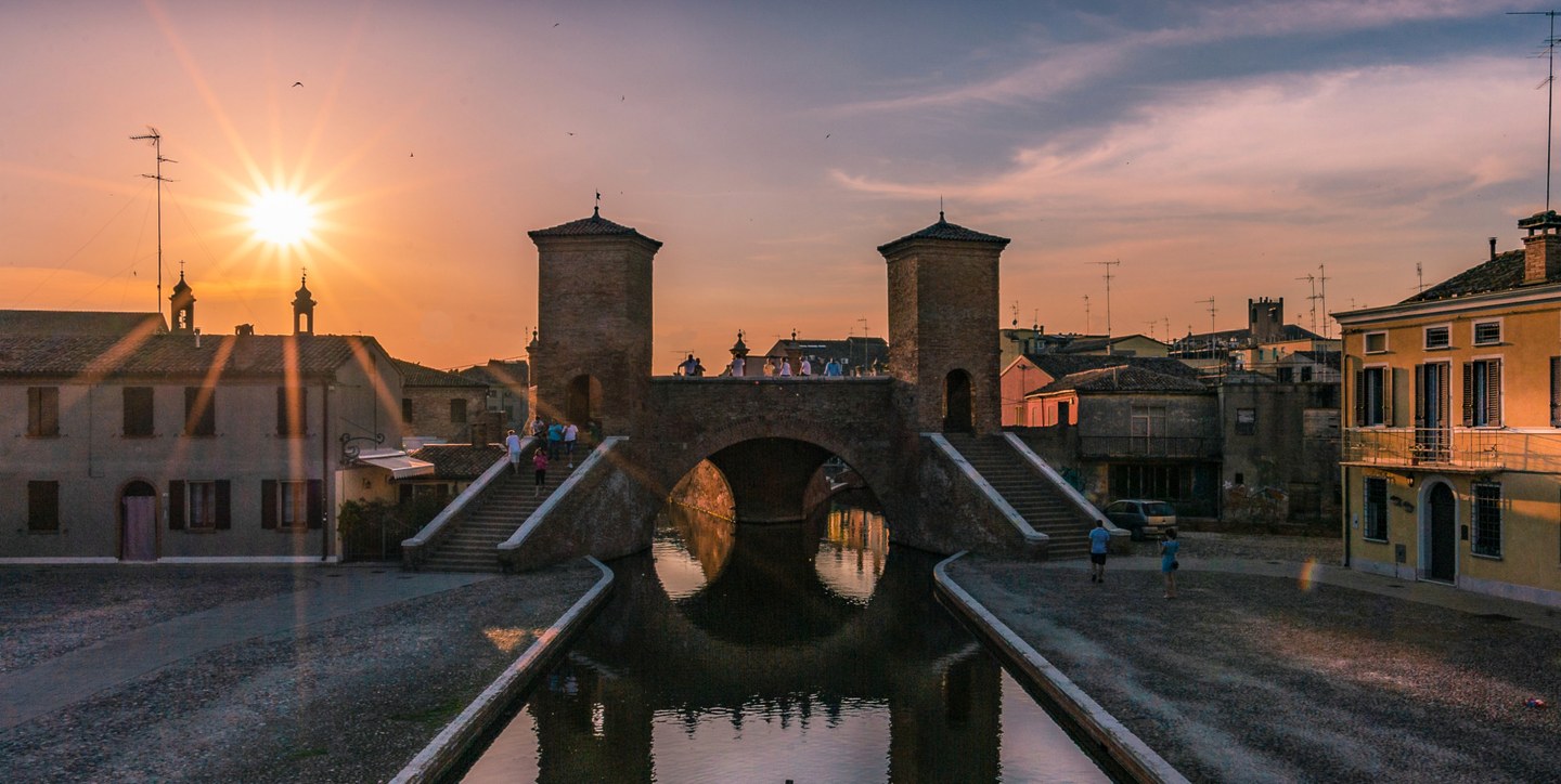 Una città sospesa, dove i canali raccontano storie antiche e la natura entra in scena senza chiedere permesso. Qui il tempo rallenta, i colori delle Valli cambiano con la luce e ogni passo è un invito a guardare meglio.