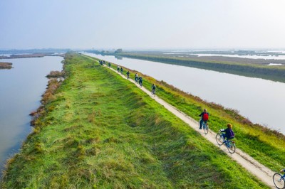 In bici tra il silenzio e i colori delle Valli di Comacchio