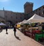 Il mercato ha frequenza quindicinale.  Sui banchi frutta e verdura di stagione, miele, parmigiano reggiano, formaggi, tartufi, riso, insaccati e salumi, ciccioli e salsiccia, farine, pasta, confetture e verdure sott'olio, aglio di Voghiera DOP, tutto rigorosamente locale.