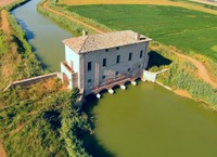Risalente alla prima metà del Settecento, fu costruita per garantire lo scolo a mare del Canal Bianco e impedire la risalita delle acque marine con l'alta marea