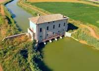 Risalente alla prima metà del Settecento, fu costruita per garantire lo scolo a mare del Canal Bianco e impedire la risalita delle acque marine con l'alta marea. 