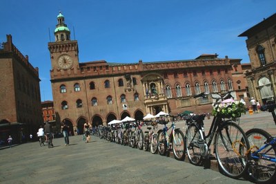 Un percorso nel cuore dell'Emilia tra Bologna, la città dei mille portici antichi e moderni, e Ferrara, la città rinascimentale