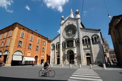 Un itinerario tra i ducati di Ferrara e Modena che, uniti sotto la signoria degli Estensi, hanno condiviso per secoli guerre, paci e splendori