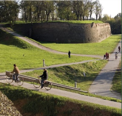 Sono 9 i chilometri di mura che racchiudono il cuore della città di Ferrara, circoscrivendone il centro storico. Nate e sviluppate a scopo primariamente difensivo a partire dalla prima metà del XII secolo, il loro anello costituisce oggi un enorme giardino da vivere nel tempo libero e non solo