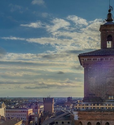 Ferrara, tra Medioevo e Rinascimento, attraverso le scoperte archeologiche degli ultimi anni: un viaggio inedito nella “città sotterranea”, che rivive in 13 brevi documentari. Scopri gli itinerari inquadrando con il tuo smartphone i QR code che troverai sulla mappa.