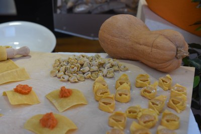 Un modo divertente per esplorare la ricca tradizione culinaria ferrarese! Guidati da uno chef esperto, i partecipanti potranno cimentarsi nella preparazione di piatti tipici
