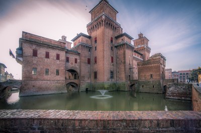 Antica fortezza militare e simbolo della città. Un luogo pieno di storia e suggestioni, tra amori maledetti, intrighi di corte, personaggi illustri e sontuosi banchetti