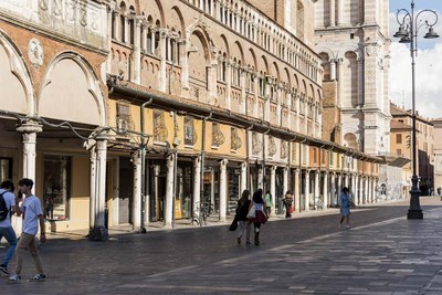 Un interessante tour a piedi, con una guida abilitata, tra le suggestive vie del quartiere medievale e i più ampi viali dell'Addizione Erculea