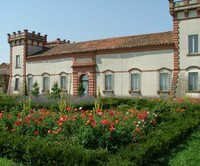 Originariamente casale di campagna, il Verginese fu trasformato in residenza ducale nel primo Cinquecento da Alfonso I d’Este e donato a Laura Eustochia Dianti.