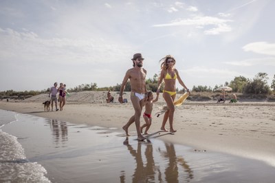 Adagiati su 23 km di sabbia finissima e dorata, davanti ad un mare calmo e poco profondo, i sette Lidi di Comacchio sono la meta perfetta per una vacanza adatta a tutte le famiglie. 