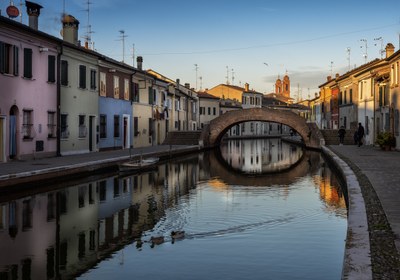 Comacchio è il centro storico più originale ed affascinante del Parco del Delta del Po, oltre all'inconfondibile Trepponti resterete incantati dal fitto dedalo di canali, piccoli ponti che collegano i diversi angoli della città e case a schiera dalle tinte pastello. 