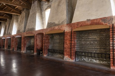 Storica fabbrica per la marinatura del pesce, la Manifattura dei Marinati è tornata al suo antico splendore grazie un piano di recupero degli ambienti originali: la sala dei fuochi, la calata e la sala degli aceti. 