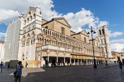 Dal quartiere medievale, con le sue strade strette e la splendida Cattedrale (facciata parzialmente coperta), si passa alle spaziose architetture rinascimentali, massima espressione della rivoluzione estense, dove sorgono meravigliosi palazzi