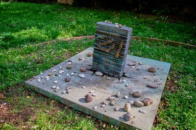 Tra le varie sepolture, ospita il monumento funebre di Giorgio Bassani