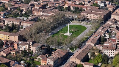 Mura, vie storiche, piazze e giardini