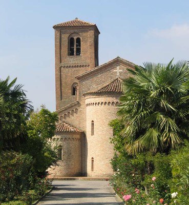 La chiesa, dedicata ai S.S. Vito, Modesto e Crescenzio, risale al 1027 ma fu costruita sui resti di un edificio più antico 