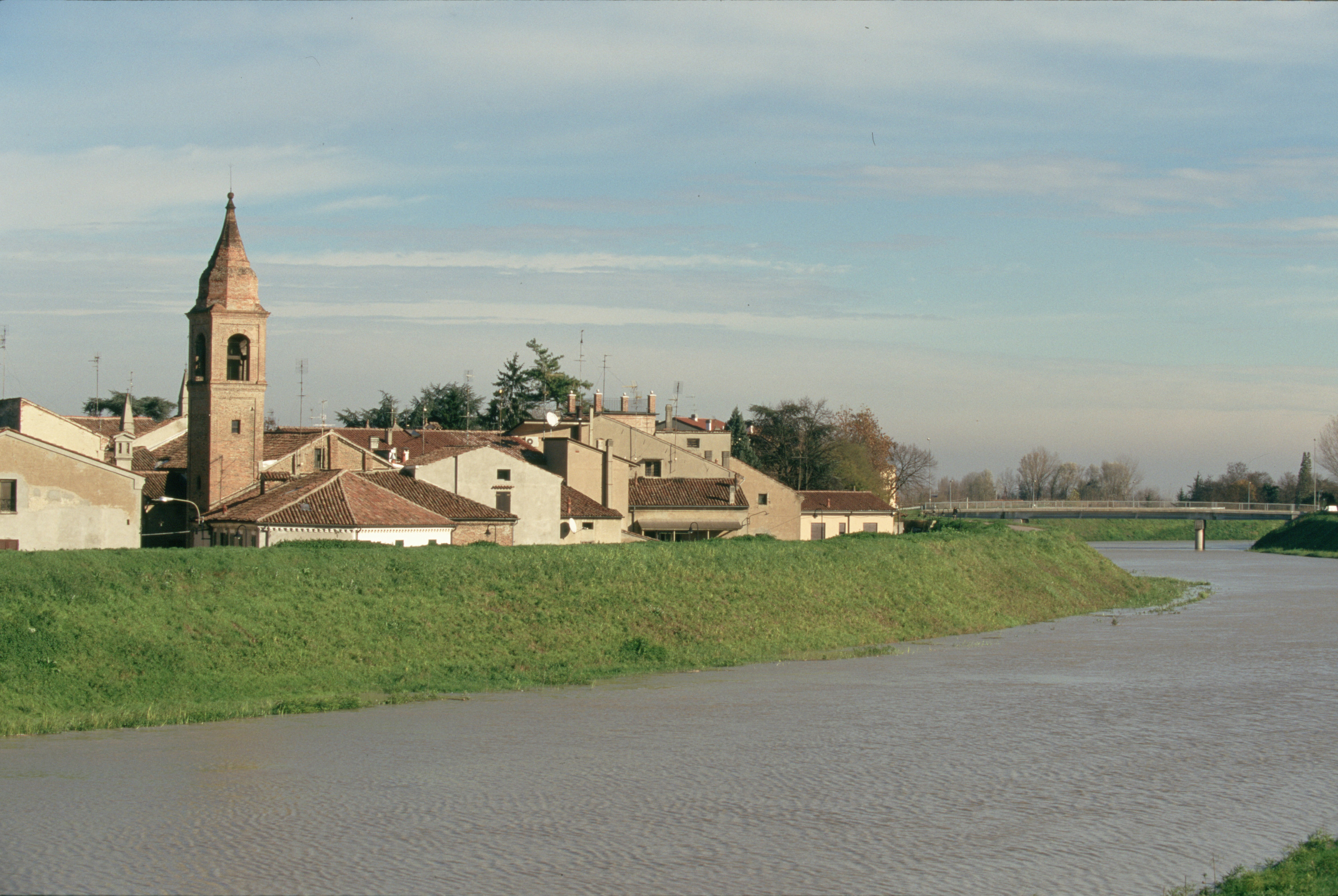 Bondeno è il più antico insediamento del territorio ferrarese, un luogo dove storia, archeologia e tradizioni si intrecciano in un paesaggio modellato dall’acqua