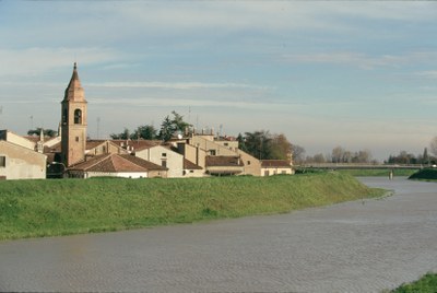Bondeno è il più antico insediamento del territorio ferrarese, un luogo dove storia, archeologia e tradizioni si intrecciano in un paesaggio modellato dall’acqua