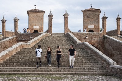 Comacchio, figlia dell'acqua, la città storica più caratteristica e affascinante del Parco del Delta del Po. 