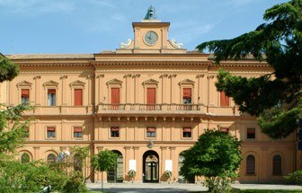 Importante centro dell'economia ferrarese, sorse nell'alto Medioevo al centro di una fertile pianura e si sviluppò poi intorno alla "Delizia" degli Estensi