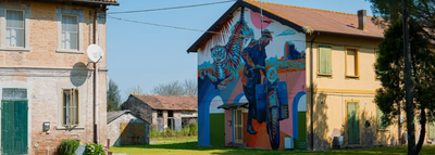 Arrivi in un piccolo paese di campagna e ti ritrovi circondato da murales e cinema