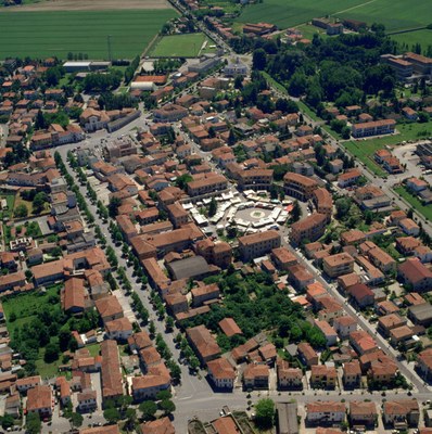 Comune istituito a seguito dell'unione dei comuni di Tresigallo, città metafisica, e Formignana, è situato sulle sponde del Po di Volano