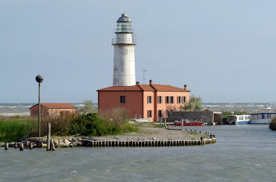 Importante porto peschereccio dell'Adriatico da cui oggi numerose motonavi turistiche portano alla scoperta del Delta del Po