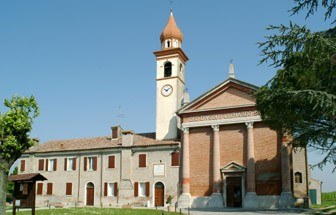 Piccolo comune ubicato al centro della pianura ferrarese a sud del Po di Volano, comprende anche il paese di Masi San Giacomo e la borgata di Sant'Anna