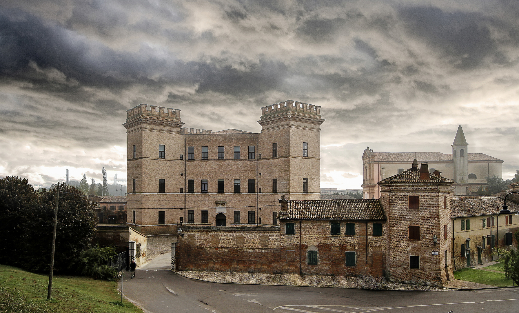 Centro sviluppatosi attorno al magnifico Castello Estense voluto da Alfonso II alla fine del '500. Oggi punto di riferimento per scoprire la natura del Parco del Delta del Po