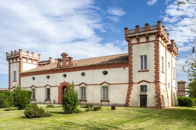 Risalente al XII secolo, si sviluppa in una terra strappata alle valli del Mezzano sugli argini di antichi rami del fiume Po