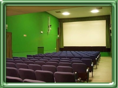 La programmazione è di quattro giorni, dal venerdì al lunedì con film di qualità e film d'essai, non mancano però in altre serate della settimana, spazi per rassegne e incontri con gli autori.