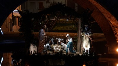 La vigilia di Natale a Comacchio è un’esperienza che incanta i sensi e riscalda il cuore, durante le festività il centro storico si trasforma in un luogo magico, sospeso tra tradizione e bellezza naturale.