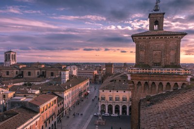 La Notte Rosa è l’appuntamento che coinvolge tutta la Riviera e l’Emilia-Romagna e che a Ferrara assume il fascino elegante delle sue architetture rinascimentali e delle sue atmosfere senza tempo