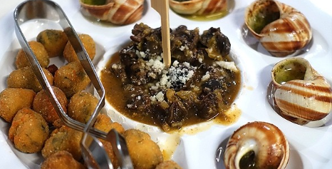 Protagonista assoluta sarà naturalmente la lumaca, preparata secondo la tradizione, insieme a tantissime altre specialità tipiche, piatti della cucina emiliana