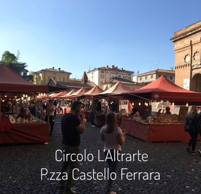 Nel mercatino si possono trovare manufatti insoliti e originali, produzioni artigianali in ceramica, metallo, legno e stoffa.