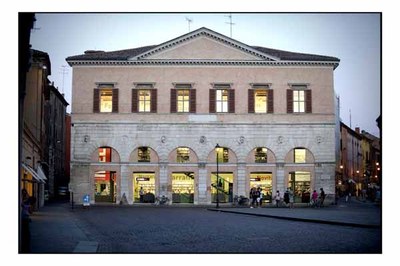 Al 3° piano del Palazzo di San Crispino il pubblico ha la possibilità di assistere alla presentazione delle ultime uscite in libreria. Esponenti della cultura locale e non, dialogano con gli autori.